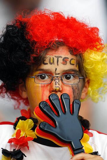 Jubel nach dem 4:2 gegen Frankreich: Fatmire Bajramaj lässt sich feiern und geht mit den Fans auf Tuchfühlung.