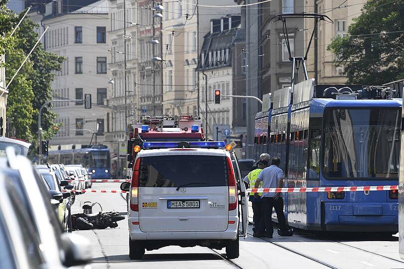 Am Freitagnachmittag kollidiert ein Roller-Fahrer mit einer Tram-Bahn und erliegt im Krankenhaus seinen Verletzungen.