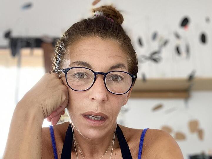 Die spanische Künstlerin Claudia Vivero in ihrem Atelier.