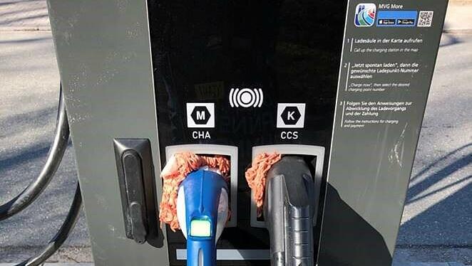 "E-Hack": Unbekannte haben Hackfleisch in die Stecker der Elektrozapfsäule geschmiert. "E-Hack": Unbekannte haben Hackfleisch in die Stecker der Elektrozapfsäule geschmiert.