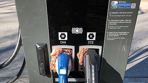 "E-Hack": Unbekannte haben Hackfleisch in die Stecker der Elektrozapfsäule geschmiert.