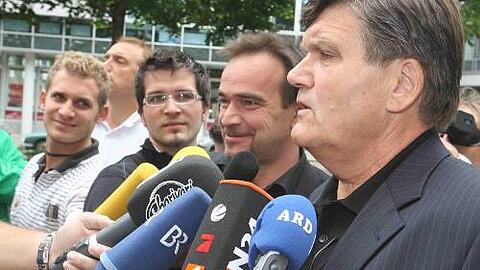 Hans Meyer stellt sich den Fragen der Journalisten - aber nicht, wenn es um seine Stasi-Vergangenheit geht.