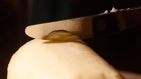 Butter war im Februar fast ein Drittel g&uuml;nstiger als ein Jahr zuvor. Eine Umfrage der dpa unter gro&szlig;en Lebensmittelh&auml;ndlern ergab jedoch j&uuml;ngst, dass Discounter und Superm&auml;rkte ihre Preise f&uuml;r Butter wieder erh&ouml;hen.