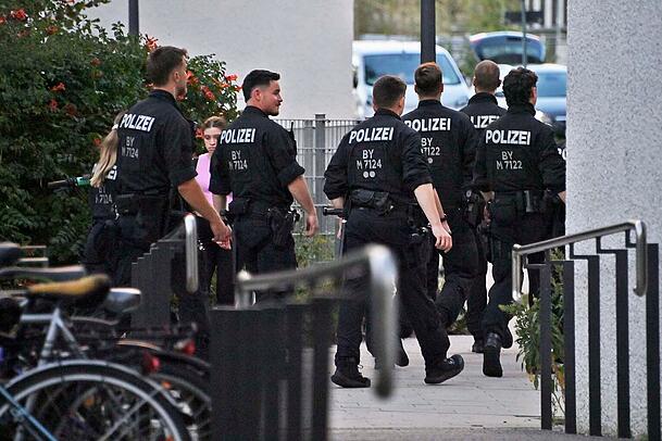 Polizisten im Einsatz in der Boschetsrieder Straße München. Polizisten im Einsatz in der Boschetsrieder Straße München.