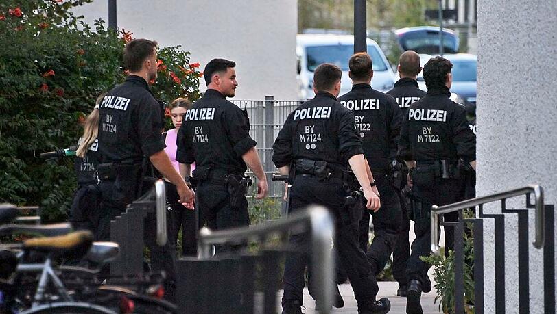 Polizisten im Einsatz in der Boschetsrieder Straße München. Polizisten im Einsatz in der Boschetsrieder Straße München.