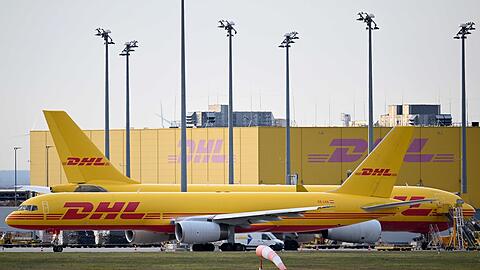 Am 20. Juli 2024 entz&uuml;ndete sich ein mit einem Brandsatz pr&auml;pariertes Luftfrachtpaket im DHL-Logistikzentrum am Flughafen Leipzig/Halle kurz vor der Verladung in ein Frachtflugzeug. Nur wegen einer Versp&auml;tung der Maschine geschah dies noch am Boden. (Symbolbild)