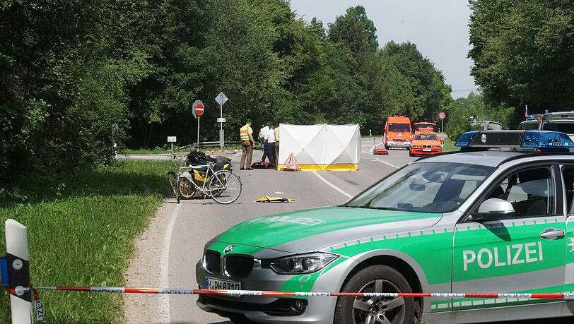 Unfall zwischen Neuried und Planegg: Ein Motorradfahrer hat einen Radler erwischt. Der Fahrradfahrer starb noch am Unfallort. Die Bilder. Unfall zwischen Neuried und Planegg: Ein Motorradfahrer hat einen Radler erwischt. Der Fahrradfahrer starb noch am Unfallort. Die Bilder.