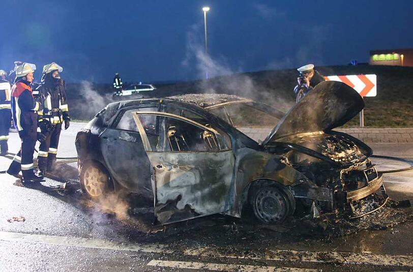 Spektakulärer Brand eines Pkw in Ampfing - die Bilder von den Löscharbeiten.