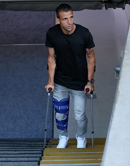 Auf Krücken muss der bullige Abwehrspieler Gui Vallori nach seinem Kreuzbandriss nicht mehr gehen: Der Innenverteidiger läuft seit vier Wochen wieder, nun kommen Stabilisationsübungen dazu. Am Montag stand er mit Stephan Hain und Romuald Lacazette wieder auf dem Platz. Komplett wiederhergestellt ist der 33-Jährige aber erst nach der Winterpause.