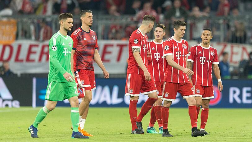 Manchester United ist dem Bericht zufolge an Thiago (r.) und Robert Lewandowski (2.v.r.) interessiert.