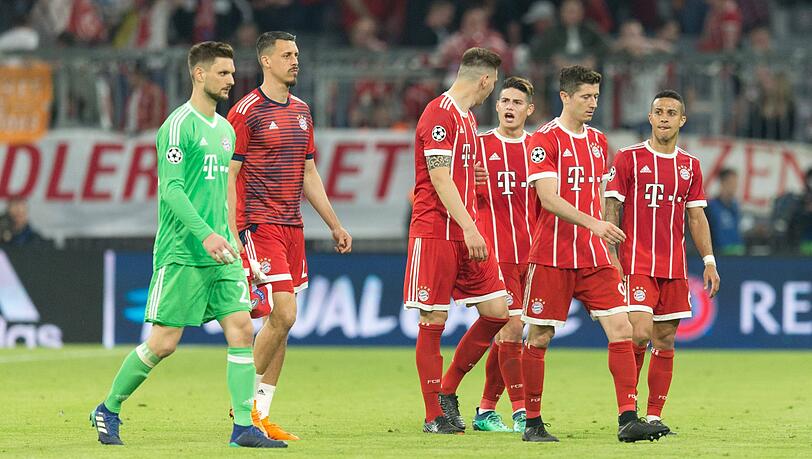 Manchester United ist dem Bericht zufolge an Thiago (r.) und Robert Lewandowski (2.v.r.) interessiert. Manchester United ist dem Bericht zufolge an Thiago (r.) und Robert Lewandowski (2.v.r.) interessiert.