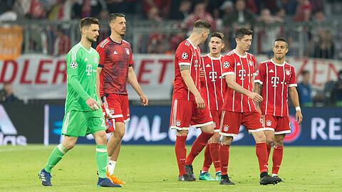 Manchester United ist dem Bericht zufolge an Thiago (r.) und Robert Lewandowski (2.v.r.) interessiert.