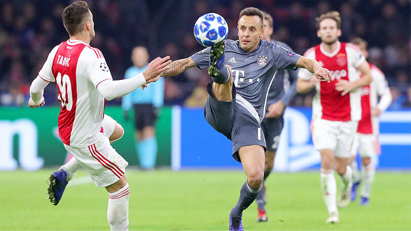 Harte Zweikämpfe: Amsterdams Tadic (li.) und Bayerns Rafinha.