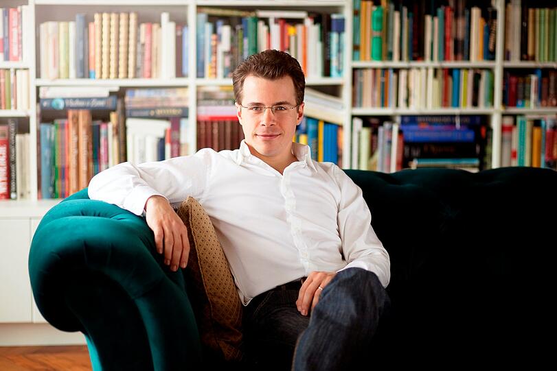 Der Dirigent Jakub Hru&scaron;a.