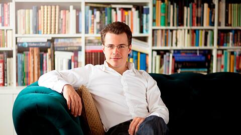 Der Dirigent Jakub Hru&scaron;a.