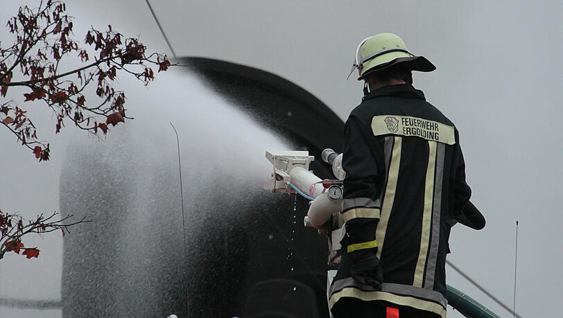 Feuerwehrmann im Einsatz. (Symbolbild) Feuerwehrmann im Einsatz. (Symbolbild)