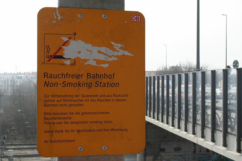Ein rauchfreier, aber siffiger Bahnhof.
