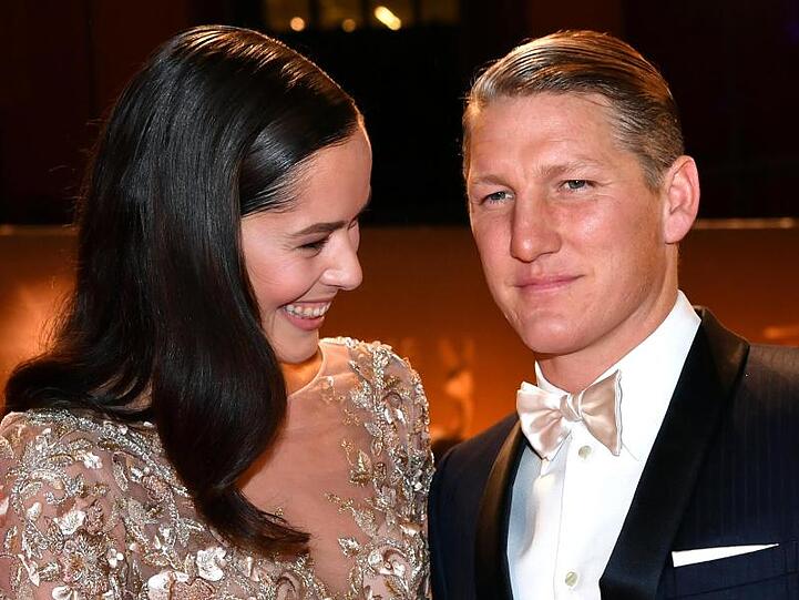 Bastian Schweinsteiger und seine Frau Ana Ivanovic bei einer Preisverleihung. Foto: Jens Kalaene/Archivbild