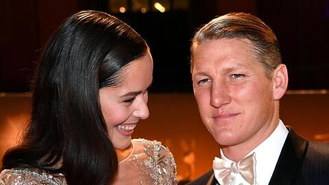 Bastian Schweinsteiger und seine Frau Ana Ivanovic bei einer Preisverleihung. Foto: Jens Kalaene/Archivbild