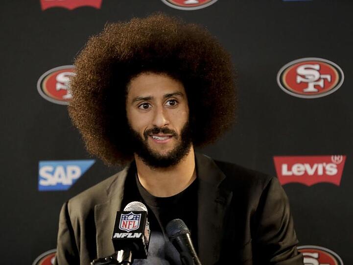 Der damalige 49ers-Quarterback Colin Kaepernick protestierte schon 2016 gegen Polizeigewalt und Rassismus.