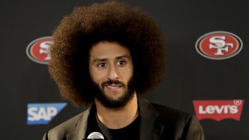 Der damalige 49ers-Quarterback Colin Kaepernick protestierte schon 2016 gegen Polizeigewalt und Rassismus. Der damalige 49ers-Quarterback Colin Kaepernick protestierte schon 2016 gegen Polizeigewalt und Rassismus.