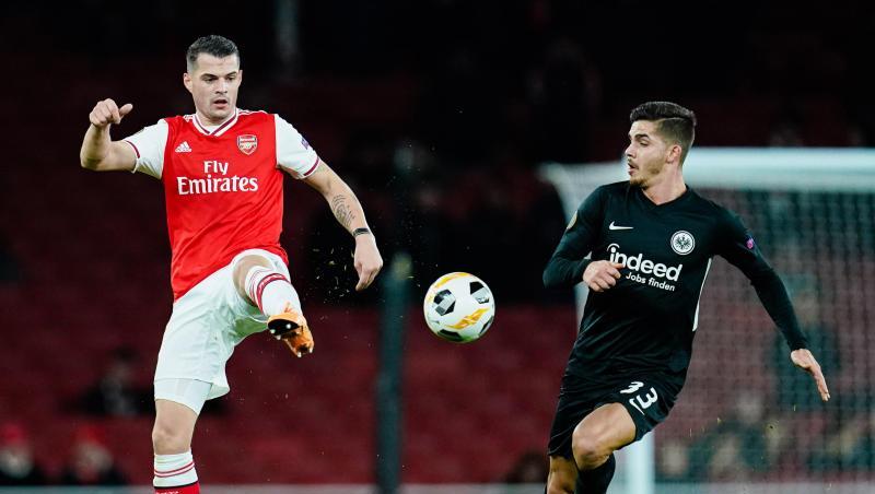 Wird mit Hertha BSC in Verbindung gebracht: Arsenals Granit Xhaka (l). Wird mit Hertha BSC in Verbindung gebracht: Arsenals Granit Xhaka (l).
