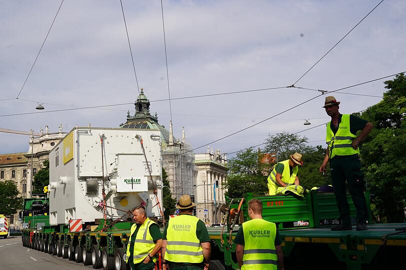 Der Schwertransporter der Stadtwerke mit einer Länge von fast 100 Metern bahnt sich den Weg.