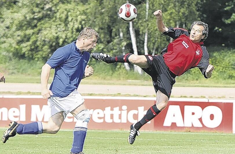 Akrobat schön: Rudi Sturz (rechts), der ehemalige Club-Verteidiger und jetzige Trainer des ESV Ansbach-Eyb, schaltete sich auch in die Offensive ein &ndash; und durfte vier herrliche Treffer bejubeln.