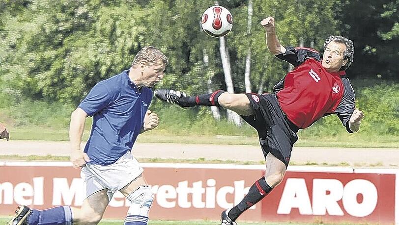 Akrobat schön: Rudi Sturz (rechts), der ehemalige Club-Verteidiger und jetzige Trainer des ESV Ansbach-Eyb, schaltete sich auch in die Offensive ein – und durfte vier herrliche Treffer bejubeln. Akrobat schön: Rudi Sturz (rechts), der ehemalige Club-Verteidiger und jetzige Trainer des ESV Ansbach-Eyb, schaltete sich auch in die Offensive ein – und durfte vier herrliche Treffer bejubeln.