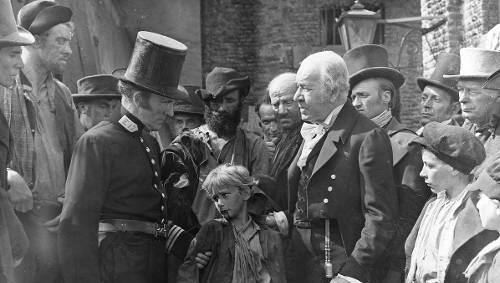 In der Armutsfalle auf die schiefe Bahn: Oliver Twist, in der Inszenierung von David Lean. In der Armutsfalle auf die schiefe Bahn: Oliver Twist, in der Inszenierung von David Lean.