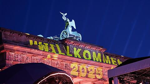 "Willkommen 2025" steht bei der Probe zur ZDF-Show am Brandenburger Tor.