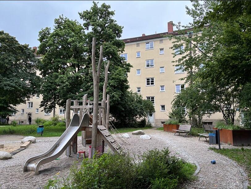 Auf diesem Spielplatz im Innenhof haben einst ihre sechs Kinder gespielt. Heute spielen Christine Herreras Enkel hier. Auf diesem Spielplatz im Innenhof haben einst ihre sechs Kinder gespielt. Heute spielen Christine Herreras Enkel hier.