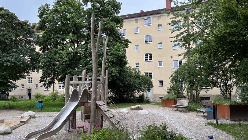 Auf diesem Spielplatz im Innenhof haben einst ihre sechs Kinder gespielt. Heute spielen Christine Herreras Enkel hier. Auf diesem Spielplatz im Innenhof haben einst ihre sechs Kinder gespielt. Heute spielen Christine Herreras Enkel hier.