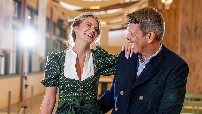 Ganz verliebt strahlen sie sich an: Franziska Kohlpaintner und Peter Reichert freuen sich auf ihre Traumhochzeit. Ganz verliebt strahlen sie sich an: Franziska Kohlpaintner und Peter Reichert freuen sich auf ihre Traumhochzeit.