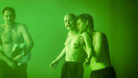 Faust in Hallein bei Salzburg, wie ihn sich Ulrich Rasche vorstellt: Steven Scharf (Faust), Valery Tscheplanowa (Mephistopheles), Johannes Nussbaum (Junger Faust).