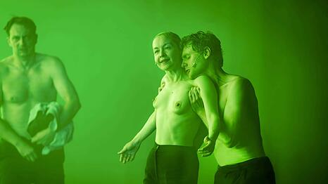 "Faust  1" in Hallein bei Salzburg, wie ihn sich Ulrich Rasche vorstellt: Steven Scharf (li., Faust), Valery Tscheplanowa (Mephistopheles), Johannes Nussbaum (Junger Faust).
