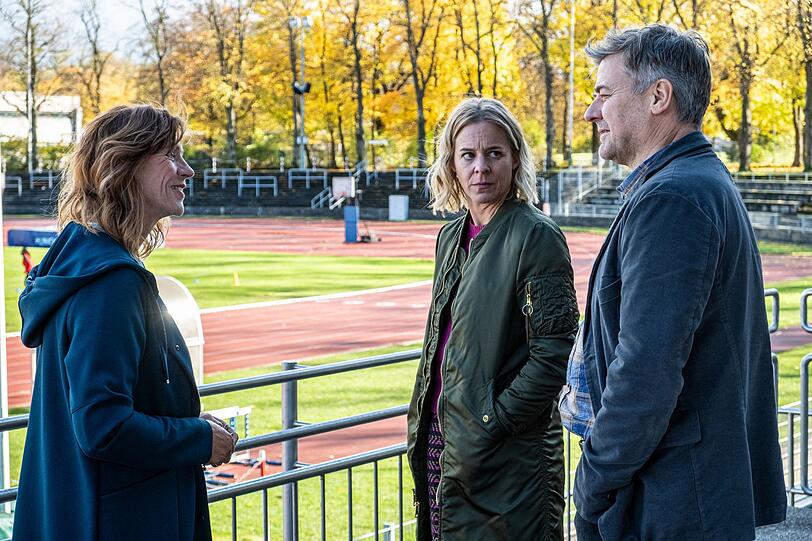 Eine Spur zu einem Fu&szlig;ballverein. Dort trifft Harald (Marcus Mittermeier) auf ein Gspusi aus den Achtzigern: "die Carola aus Kolbermoor"(Carin C. Tietze, links). Kollegin Angelika (Bernadette Heerwagen) h&auml;tte gerne mehr Ermittlungsarbeit und weniger Flirterei im Dienst.