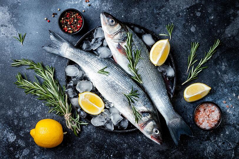 Im Gegensatz zu Fleisch hat Fisch einen signifikanten Eigengeschmack und braucht deshalb andere Gewürze. Dazu zählen Dill, Petersilie, Zitrone, Schnittlauch, Zwiebeln sowie Knoblauch, Salz und Pfeffer. Am besten werden ganze Fische mit einer Füllung aus frischen Kräutern und Zitronensaft gewürzt, Filets eingerieben und Meeresfrüchte länger in einer Marinade eingelegt. Im Gegensatz zu Fleisch hat Fisch einen signifikanten Eigengeschmack und braucht deshalb andere Gewürze. Dazu zählen Dill, Petersilie, Zitrone, Schnittlauch, Zwiebeln sowie Knoblauch, Salz und Pfeffer. Am besten werden ganze Fische mit einer Füllung aus frischen Kräutern und Zitronensaft gewürzt, Filets eingerieben und Meeresfrüchte länger in einer Marinade eingelegt.
