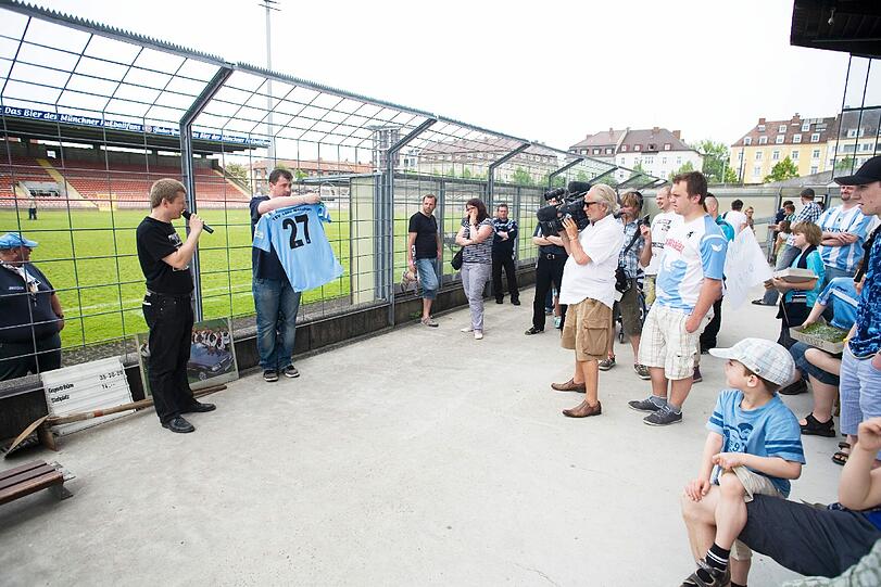 Das Sechzger: Jetzt kommt der Rasen unter den Hammer.