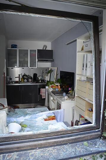 Schwabing am Tag nach der Bombensprengung: Die Spuren der Detonation sind deutlich zu erkennen, teilweise hat sie schwere Schäden verursacht. Derzeit werden die Schäden an den Gebäuden der Umgebung erfasst.