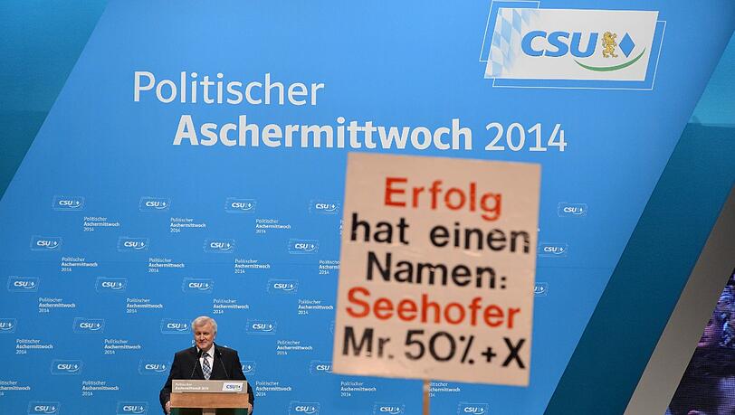 „Willkommen bei den Siegern!“
(CSU-Parteichef Horst Seehofer in Passau) „Willkommen bei den Siegern!“
(CSU-Parteichef Horst Seehofer in Passau)