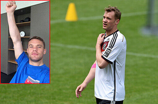 Manuel Neuer streckt seinen verletzten Arm in die Höhe - "alles im Plan"