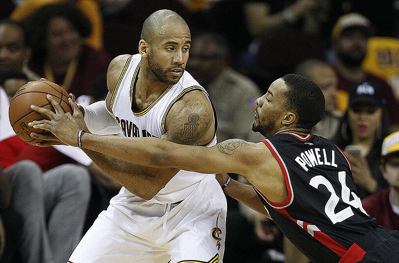 Dahntay Jones von den Cleveland Cavaliers (links) im Duell mit Norman Powell von den Toronto Raptors.