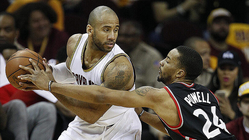 Dahntay Jones von den Cleveland Cavaliers (links) im Duell mit Norman Powell von den Toronto Raptors. Dahntay Jones von den Cleveland Cavaliers (links) im Duell mit Norman Powell von den Toronto Raptors.