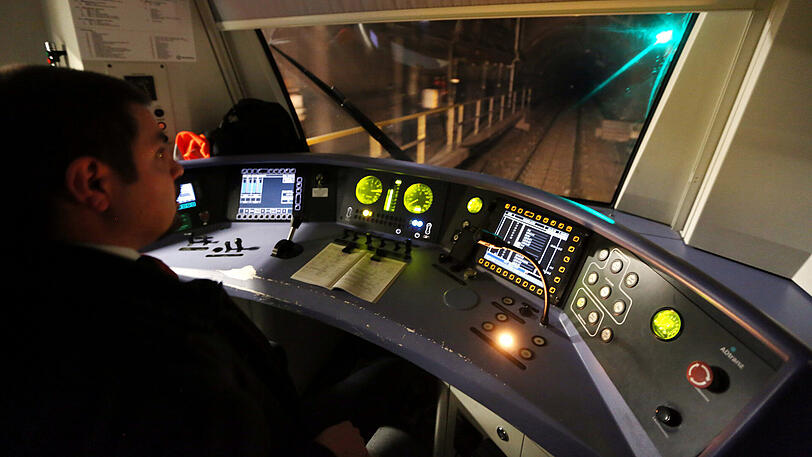 Mitten im Tunnel ist es stockduster.