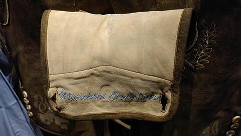 Pikantes Detail: "Münchens große Liebe" steht auf der Innenseite des Verschlusses der Lederhosen des TSV 1860.