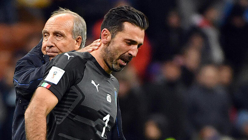 Gianluigi Buffon (r.) verließ den Platz mit Tränen in den Augen. Links: Italiens Nationaltrainer Gian Piero Ventura.