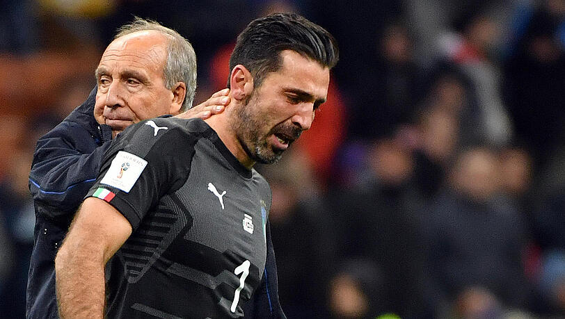 Gianluigi Buffon (r.) verließ den Platz mit Tränen in den Augen. Links: Italiens Nationaltrainer Gian Piero Ventura. Gianluigi Buffon (r.) verließ den Platz mit Tränen in den Augen. Links: Italiens Nationaltrainer Gian Piero Ventura.