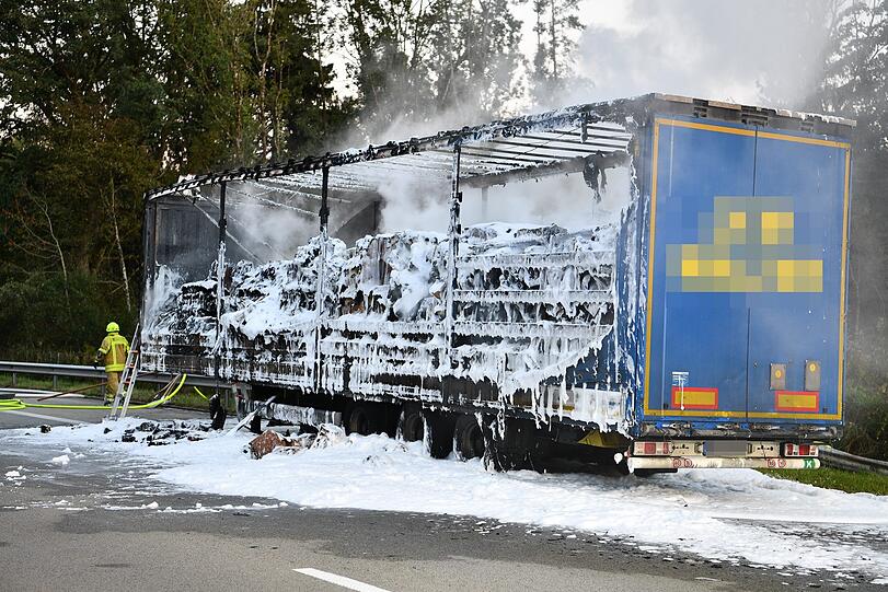 Der Anlieger des Lkw brannte vollständig aus - Bilder vom Löscheinsatz.
