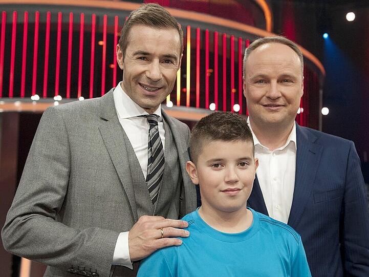 "Klein gegen Groß"-Moderator Kai Pflaume mit Kandidat Sami Halilovic und Gast Oliver Welke (v.l.)